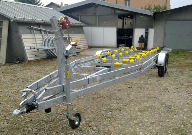 Trailer with breaking system